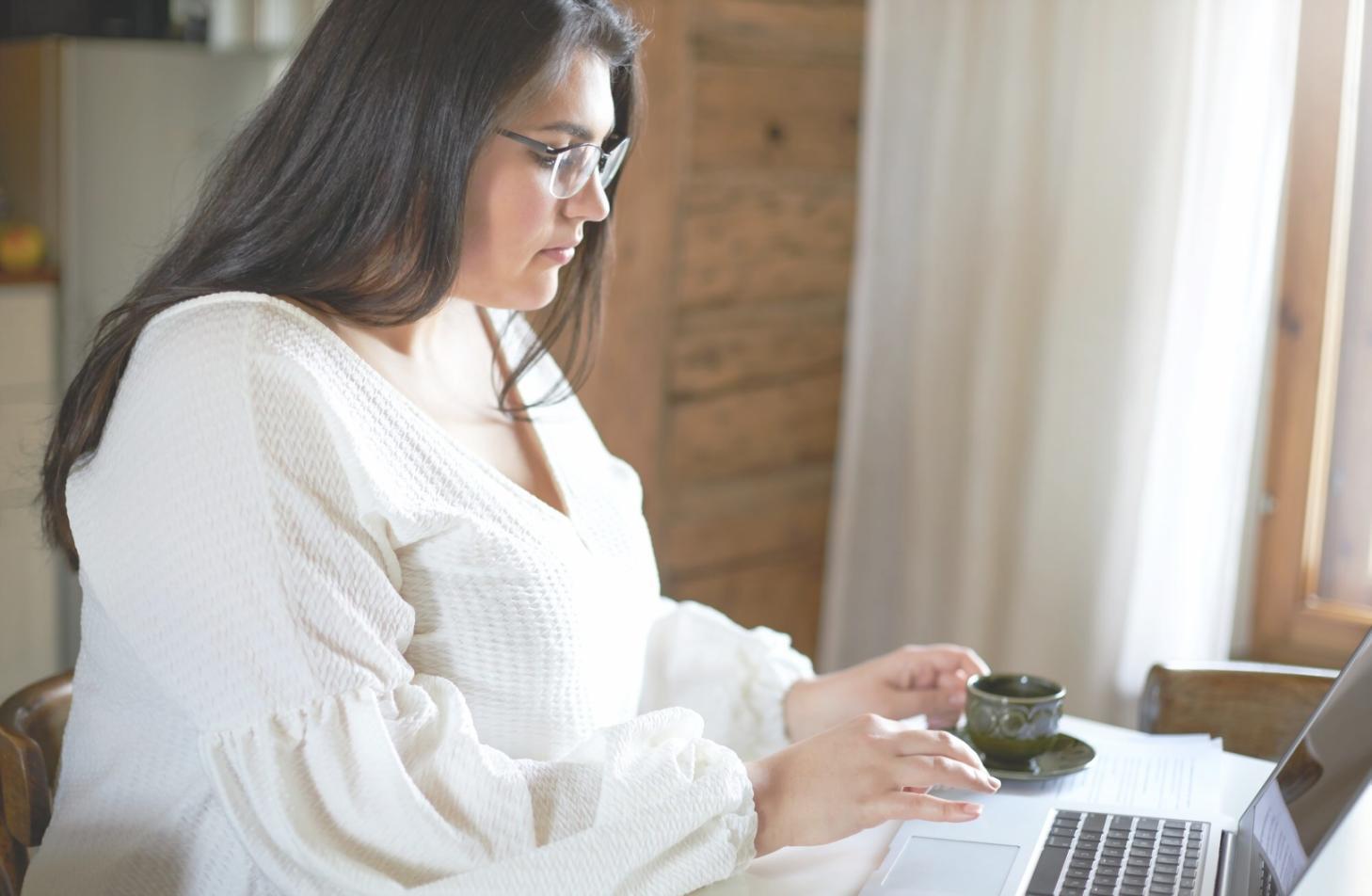 Arbeitsplatz mit Finanzunterlagen und Laptop für strukturiertes Kostenmanagement