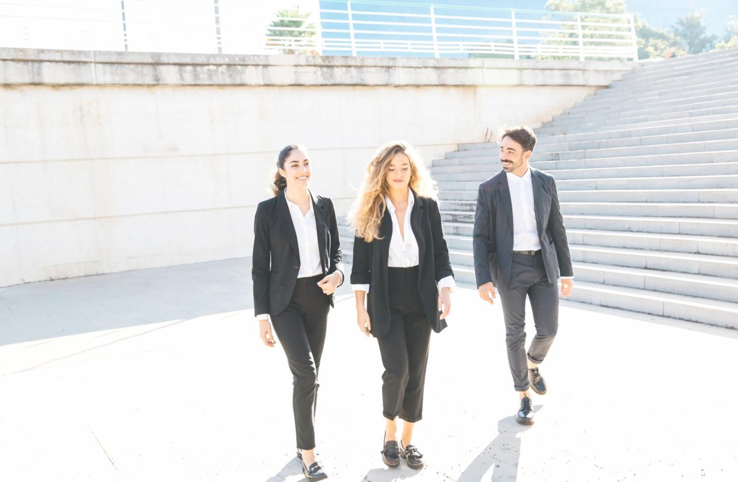 Teilnehmer bei der Analyse von Kostenstrukturen und Finanzberichten